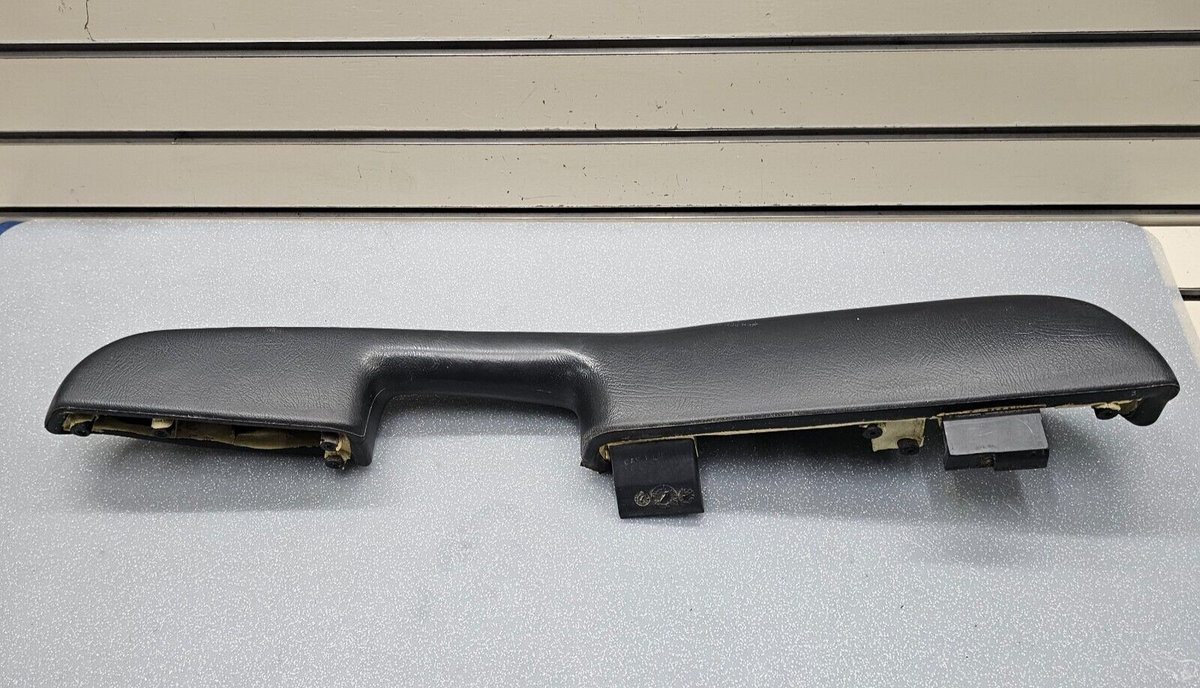 99-06 Chevy GMC Silverado TAHOE Door Panel ARMREST Front LEFT