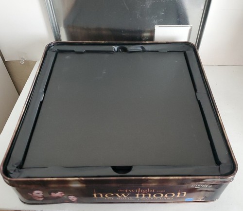 Twilight Saga New Moon Der Film Brettspiel Blechdose mit Cullen Metall Wappen Figuren - Bild 8 von 10