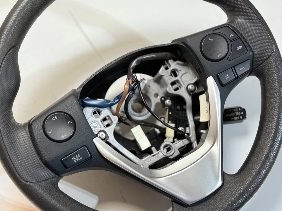 Volante Toyota Corolla 2014-2019 con interruptor de control de crucero de audio OEM. Foto 2 de 4