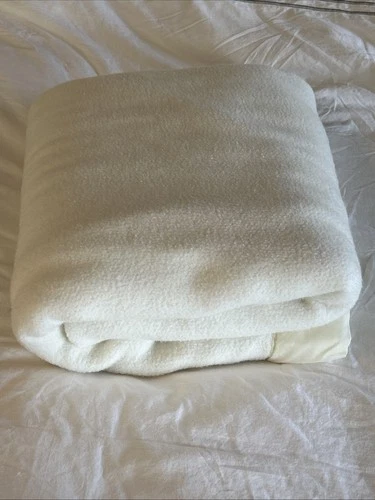 Vintage State Pride Home Fashions Blanket Off White 70”W X 86”L Satin Trim