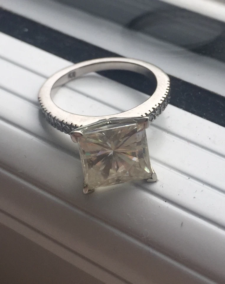 Anillo Moissanita Corte Princesa Charles&Colvard, Ajuste Paladio, TCW 3.8, Talla 5 Foto 4 de 4