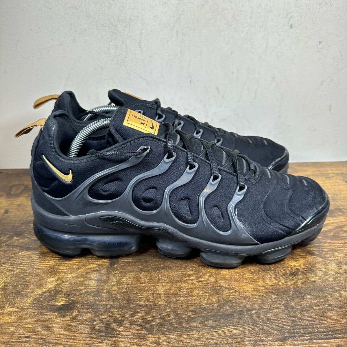 Nike Air Vapormax Plus Black Metallic Gold BQ5068-001 Rare Nike Air Vapormax Plus Black Metallic Gold BQ5068-001 Rare