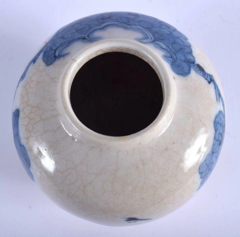 A 19TH CENTURY CHINESE BLUE AND WHITE PORCELAIN JAR painted with gentlemen - Image 4 of 4