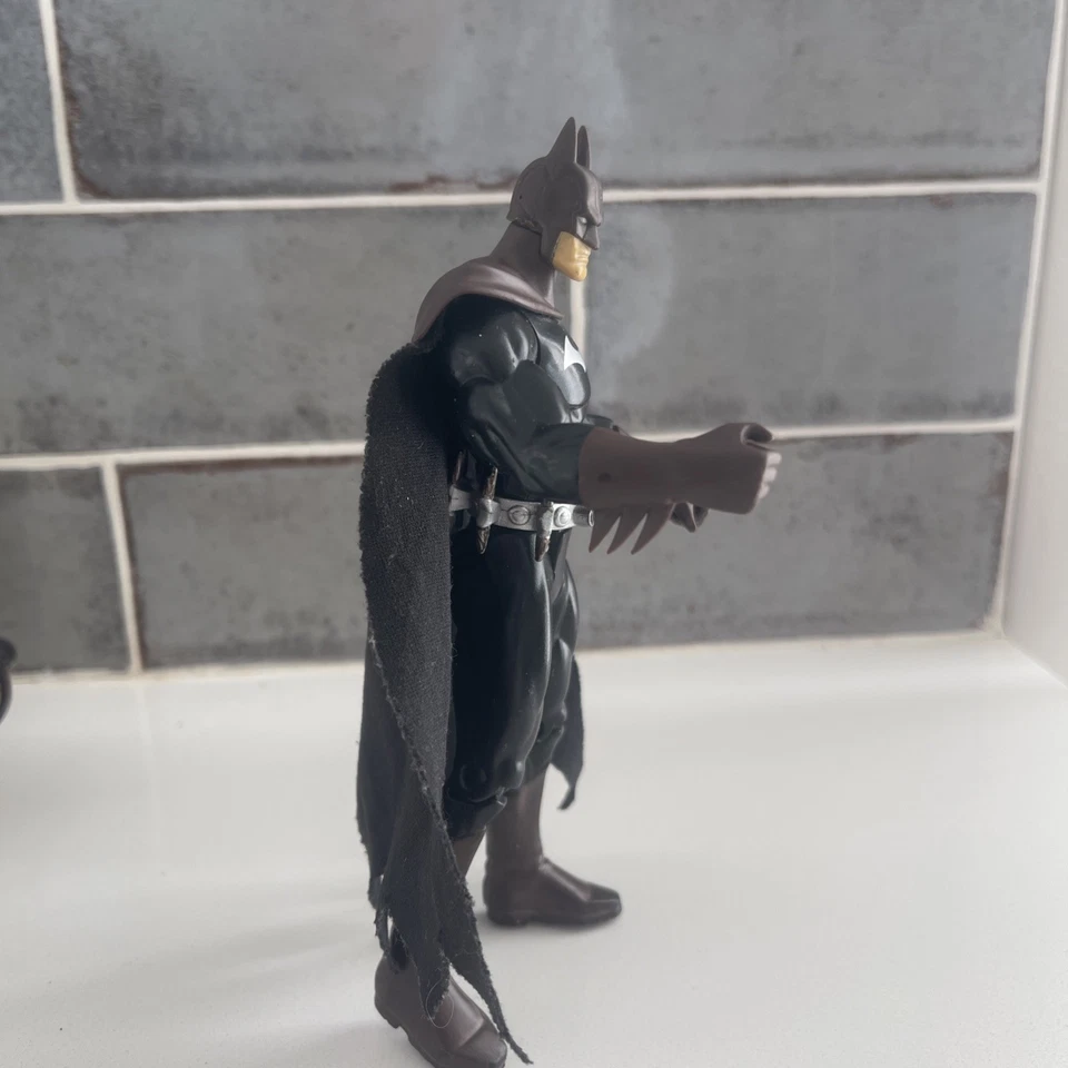 Figura Batman 6 1/2 Mattel DC Comics con capa de tela - negro/marrón/plateado   Foto 2 de 4