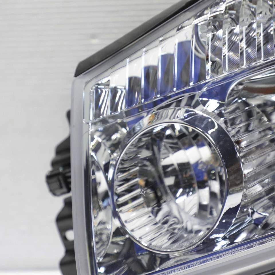 Левосторонняя галогенная фара 2004–2007 Nissan Titan Armada неоригинальная TYC - Изображение 3 из 4