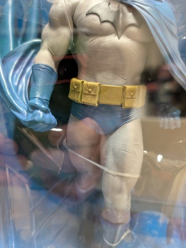 Batman Hush 12" Statue Factory Sealed | DC Multiverse | McFarlane Toys 2023 - Picture 3 of 9