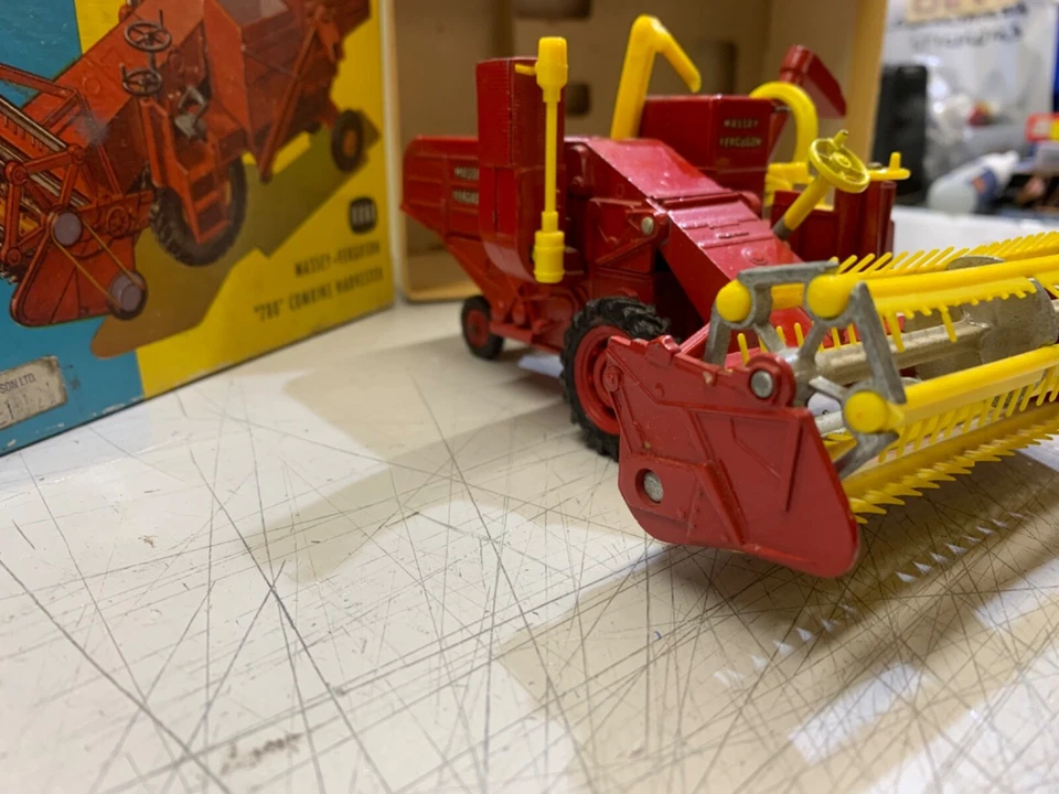 CORGI.1111.FARM.MASSEY FERGUSON 780 COMBINE HARVESTER. SPARE BELTS.ALL WORKING. - Image 3 of 4