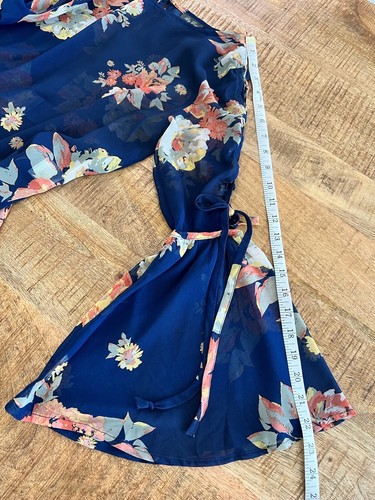 Blusa donna Lily Rose floreale blu navy bohemien trasparente cravatta svasata manica piccola - Foto 11 di 12