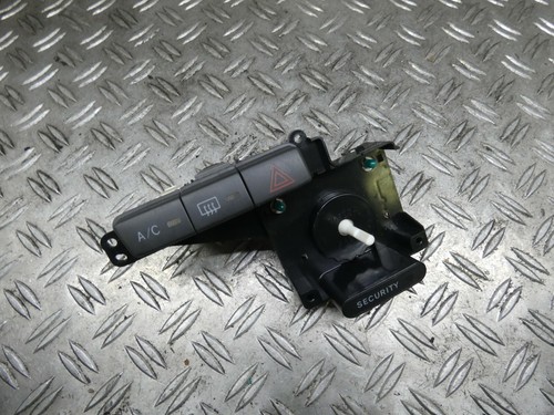 Toyota Yaris P1 758294 A/C Heckscheibe Warnblinker Schalter  BJ.2004