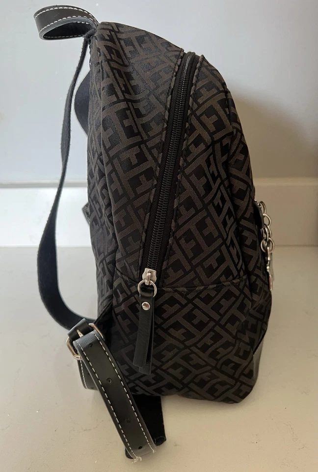 ✨ Tommy Hilfiger Mini Mochila Monedero Plata Logo Dije Elegante y Compacto ✨ Negro Foto 2 de 4