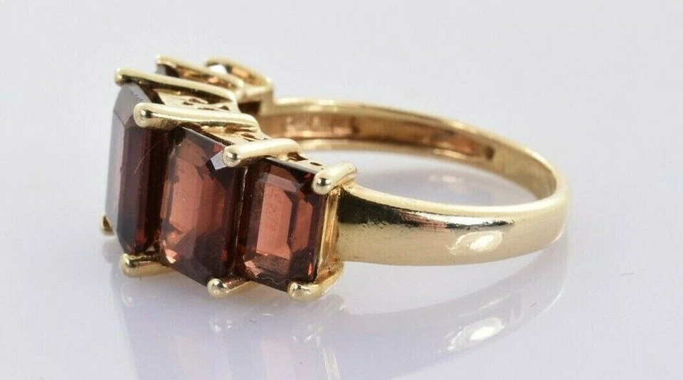 Anillo de plata enchapado en oro amarillo de cinco piedras granate natural de 5,60 quilates A485 Foto 3 de 4