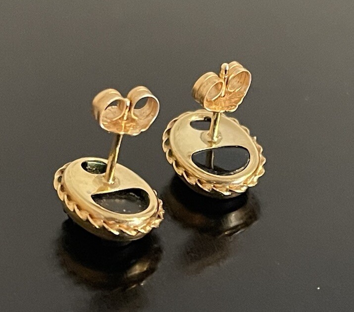 14K Solid Yellow Gold Intaglio Stud Earrings Carv… - image 4