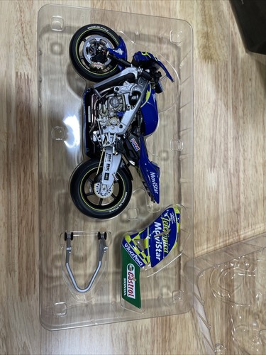 Minichamps 1/12 Scale 122 041015 - Honda RC211V S. Gibernau MotoGP 2004 - Picture 10 of 18