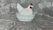1930’s Westmoreland Milk Glass Hen On Nest 3 1/2” Covered Dish White w Red