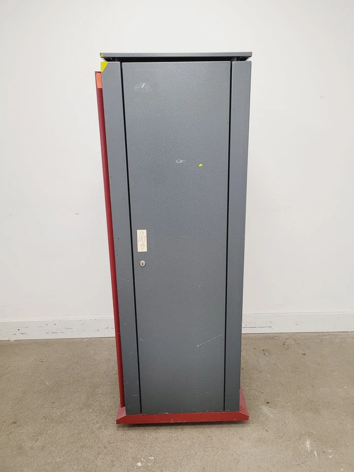 2 x Server Racks with Shelving and Shared Key - Image 4 of 4