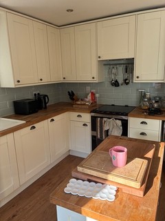 USed kitchen units in cream with wooden worktops