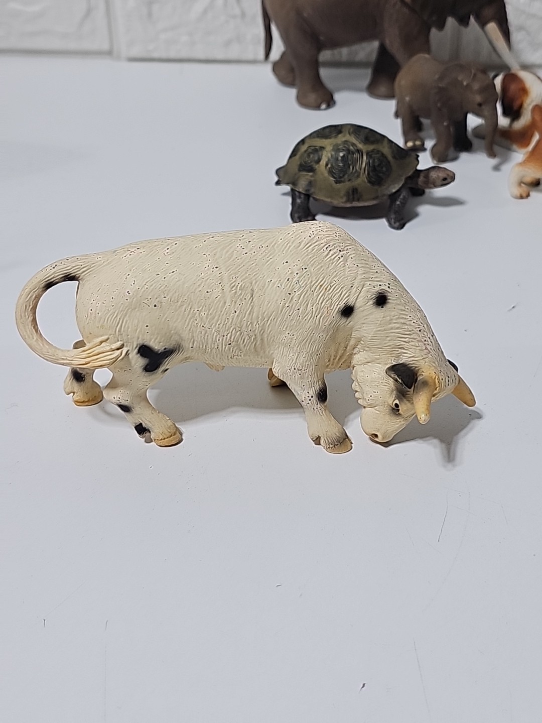 Schleich Germany Lot Of 9 Animal Figures African Elephants, Turtle, Dogs, Bull