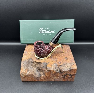 Peterson Christmas 2025 - 221 Rusticated Bent Billiard - Limited Edition Pfeife