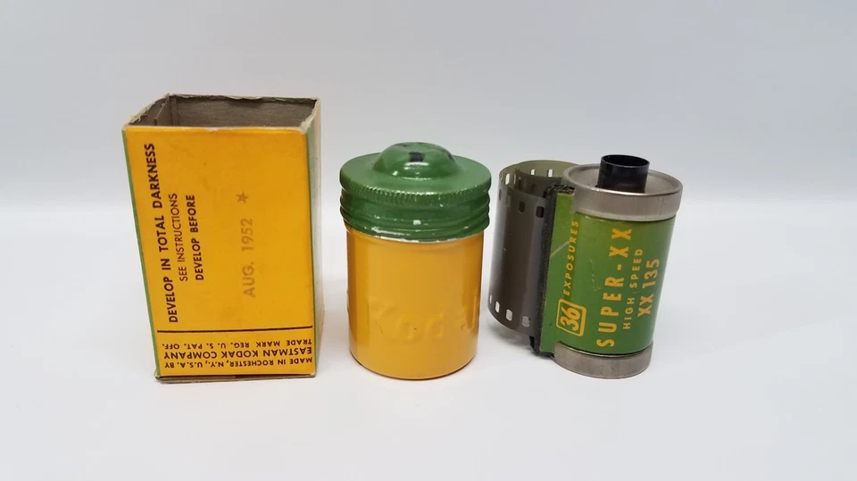 Filme Kodak Super XX 35 mm usado expirado, tampa verde vasilha, caixa vintage década de 1950 - Imagem 3 de 4