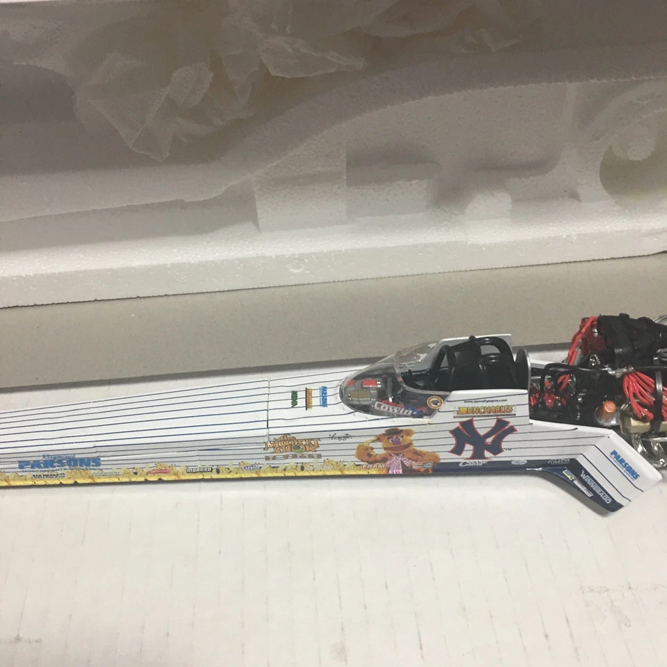 Andrew Cowin 2002 New York Yankee's The Muppet Show escala 1/24 Top Fuel Dragster Foto 3 de 4
