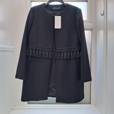Giacca Zara media lunghezza nera. 75% lana con dettaglio nappe treccia. taglia XL. Nuovo con etichetta.