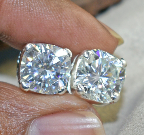 4.20 Ct Cushion Cut Off White Diamond Solitaire Studs ,925 Silver, Excellent Cut - 第 1/8 張圖片