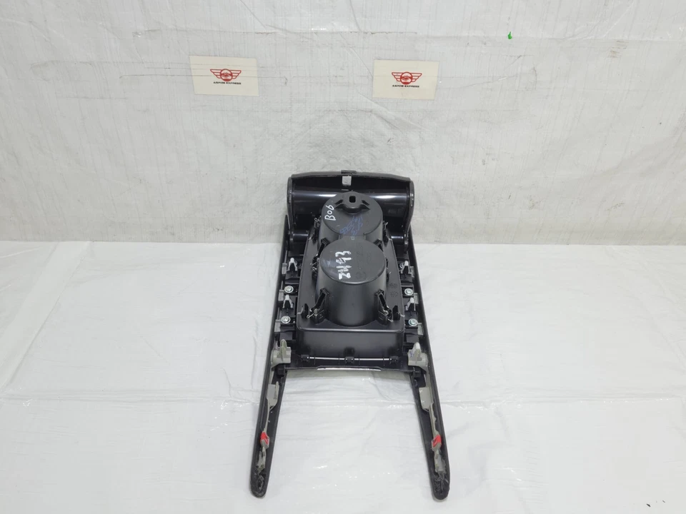 Porta-copo console central Mazda 3 2018 com obturador fabricante de equipamento original - Imagem 4 de 4