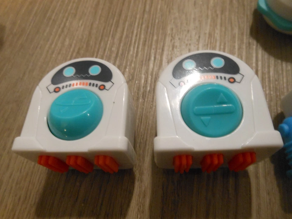 Wendy's Niños Juguete de Comida Bots Inquietos Toggle-Bot Dial-Bot Push-Bot 2025 Lote de 9 Foto 2 de 4