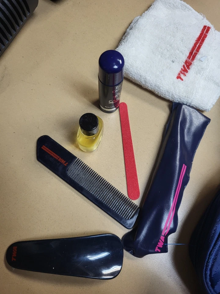 Kit de amenidades TWA Airlines - Bolsa de vinilo azul oscuro - Usado Foto 4 de 4
