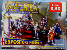 - SOLDATINI IN ARMATURA - ESPOSITORE IN LEGNO - DeAgostini