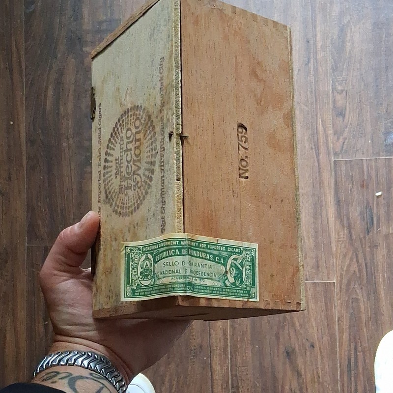 Cigarro Natural Wood Cigar Box Case, Holds 25 Cigars, Made in Honduras