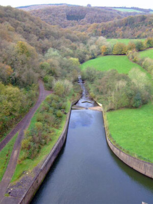 Foto 6x4 Wimbleball Dam Hartford\/SS9529 Blick flussabwärts von der Spitze von c2005