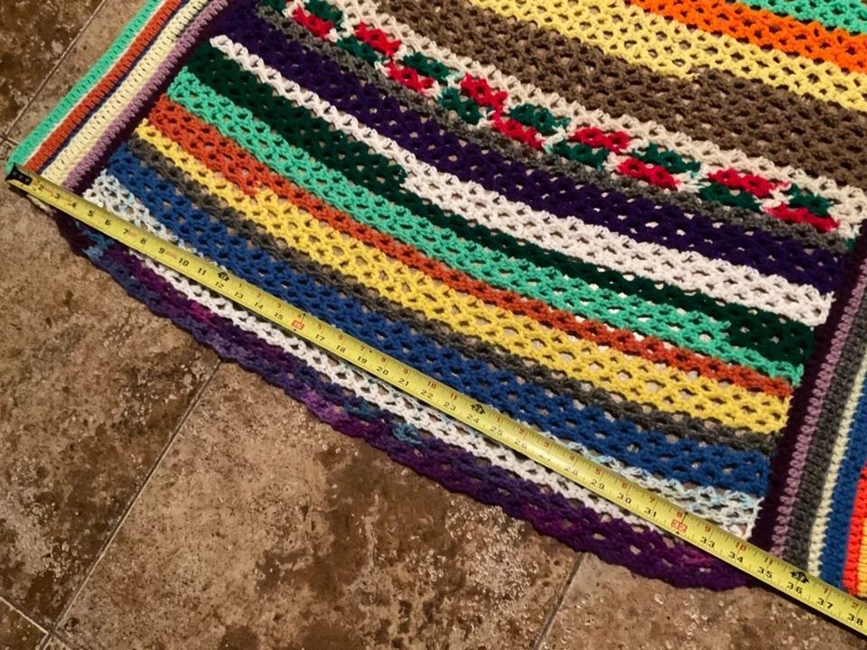 MANTA DE REGAZO DE GANCHILLO ABUELA HECHA A MANO (38” X 58”) MULTICOLOR Foto 2 de 3