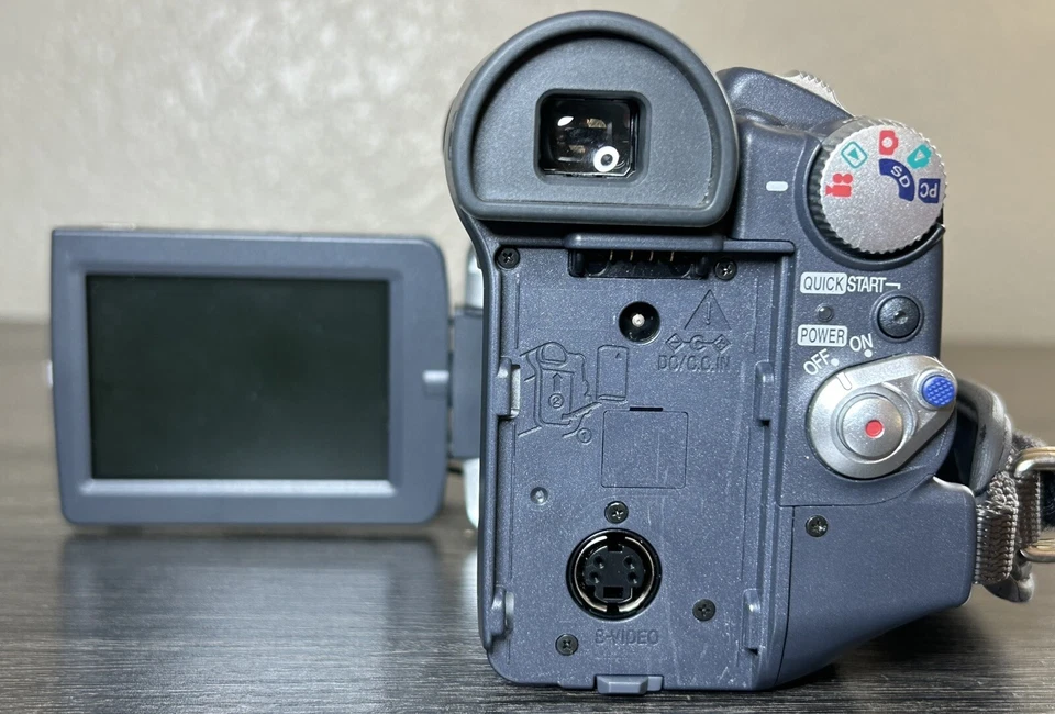 *PLEASE READ* Panasonic PV-GS15 24x Optical Zoom Silver Mini Camcorder W/ Remote - Image 4 of 4