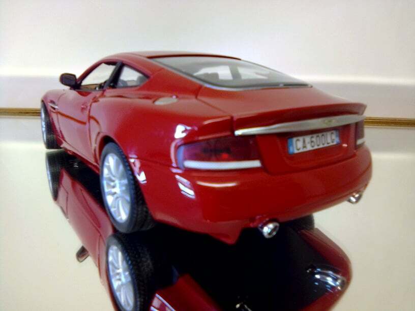 Bburago 1:18th Scale 2003 Aston Martin V12 Vanquish Brand