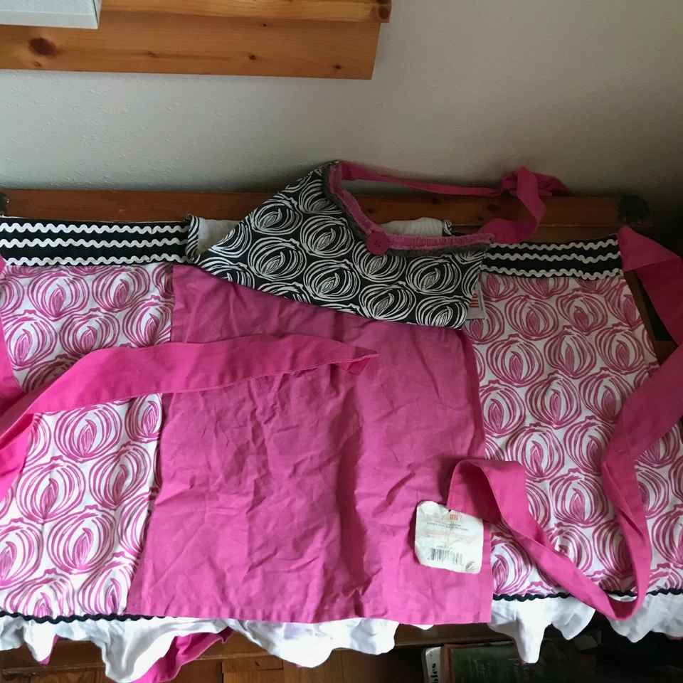 Súper Lindo Blanco y Rosa con Negro Mu Cocina 100% Algodón Tamaño Completo Delantal con Volantes Foto 2 de 4