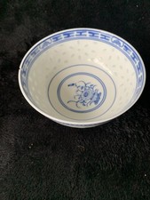vtg Chinese blue & white rice pattern chrysanthemum porcelain 4.5" rice/soup bow