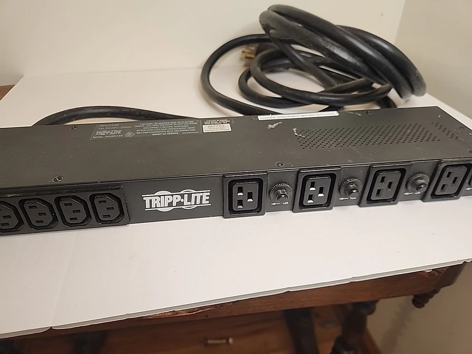 Tripp-lite Basic PDU, 30 A, 20 outlet with 16 c13 & 4 c19- 200/208/240V, L6 30 P - Image 2 of 4