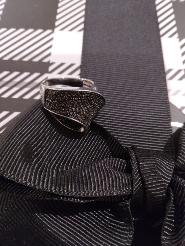 Genuine Black Diamonds Diamond Ribbon Design Ring in SIZE 6