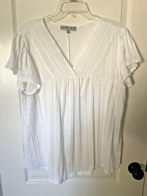 Absolutely Famous Ladies Pull-Over V-Neck Shirt Size 2X White Short Sleeves