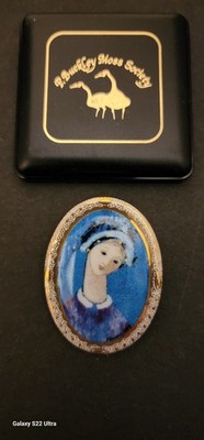P. Buckley Moss Society Membership Pin Brooch Pendent ''Blue Madonna'' 1997