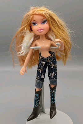 2006 Bratz Talking Cloe Doll Blonde Hair Blue Eyes With Some Clothes & Boots MGA