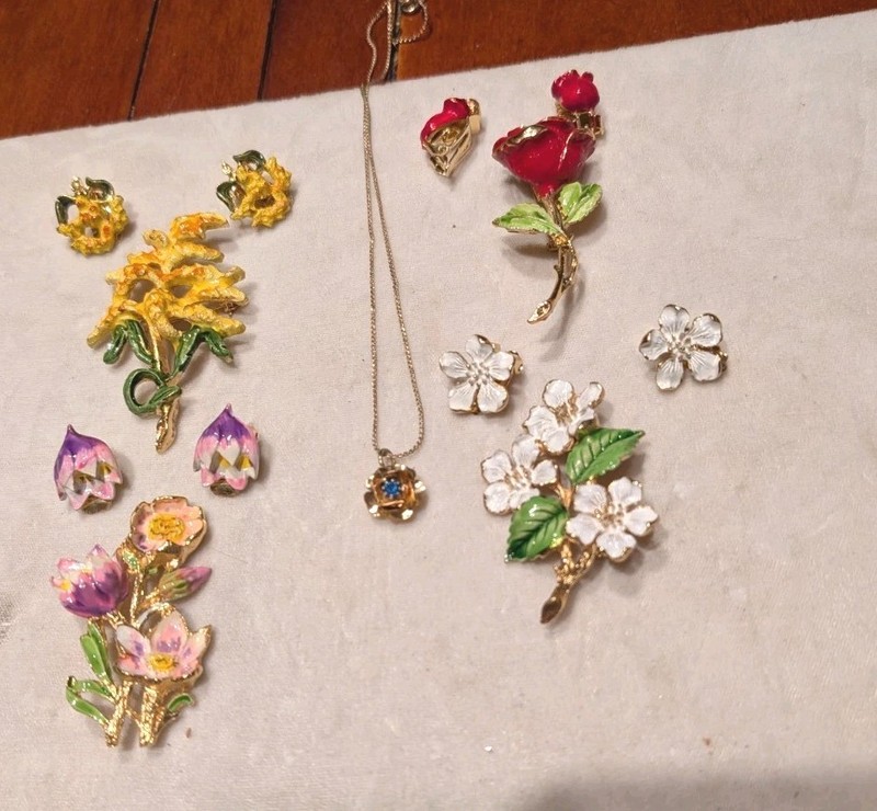 Vintage lot Hand Painted flower brooch/earrings With Bonus Signed new listing