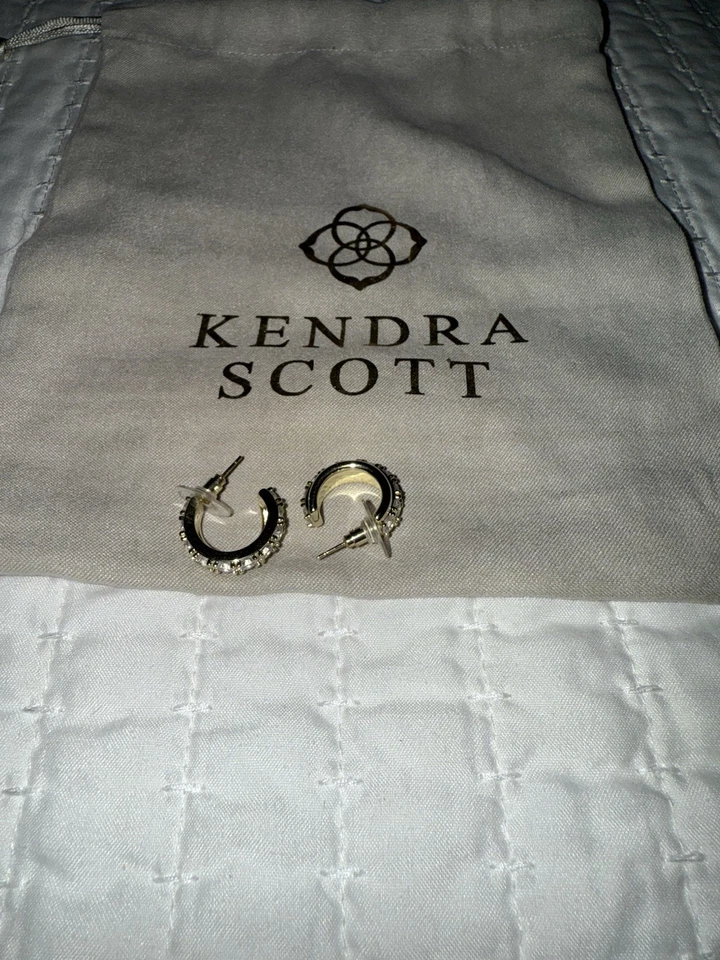 Brincos Huggie de Cristal Branco Dourado Kendra Scott - Livy - Imagem 2 de 4