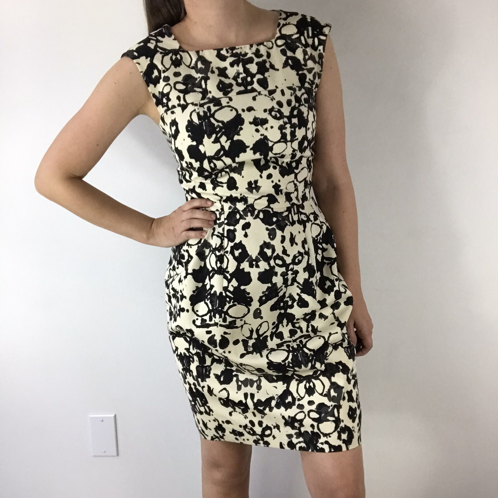 Abito a tubino senza maniche Yves Saint Laurent taglia 4 astratto nero panna $2590