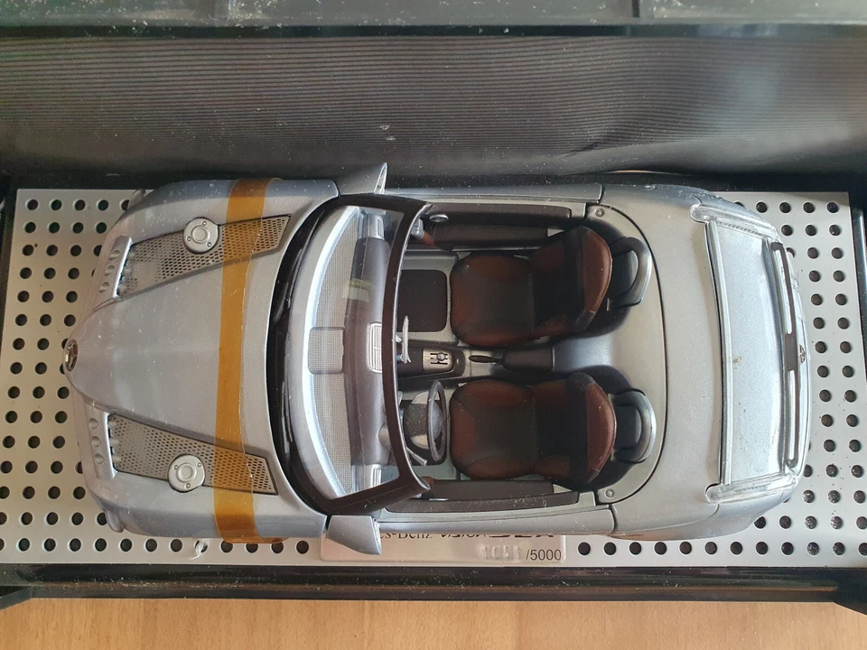 MODELLINO MERCEDES VISION SLA 1/18 ARGENTO NO SCATOLA - Immagine 2 di 4