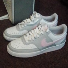 Nike Girls Athletic Sneaker US 8.5 Low Top La...