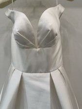 Allure E300 Size 6 Color ivory Retail$2,600