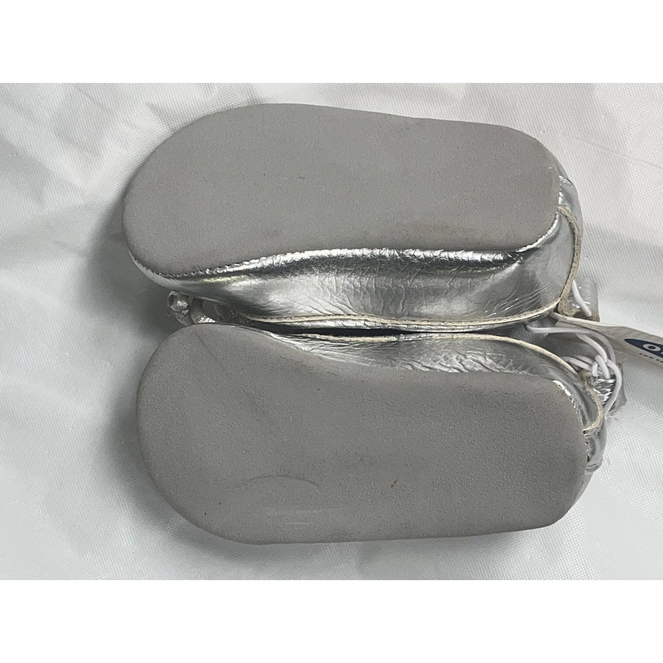 Old Navy 女宝宝银色芭蕾舞鞋 - 全新 - 0-3 MOS  — 第 4/4 张图片