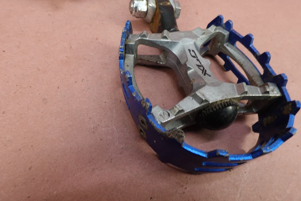 1992 Harley Davidson Dyna Glide Custom - FXDC Front Right Foot Peg Rest - Image 2 of 4